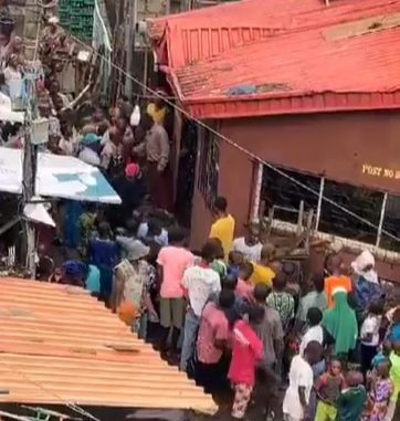 Female Kidnapper Caught In Isale Eko House With Kidnaped Children Meant For Sale (Video) 1 Female Kidnapper Caught In Isale Eko House With Kidnaped Children Meant For Sale (Video)