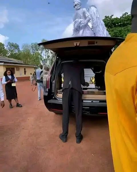 Pictures From The Burial Of Comic Actor, Mr Ibu.