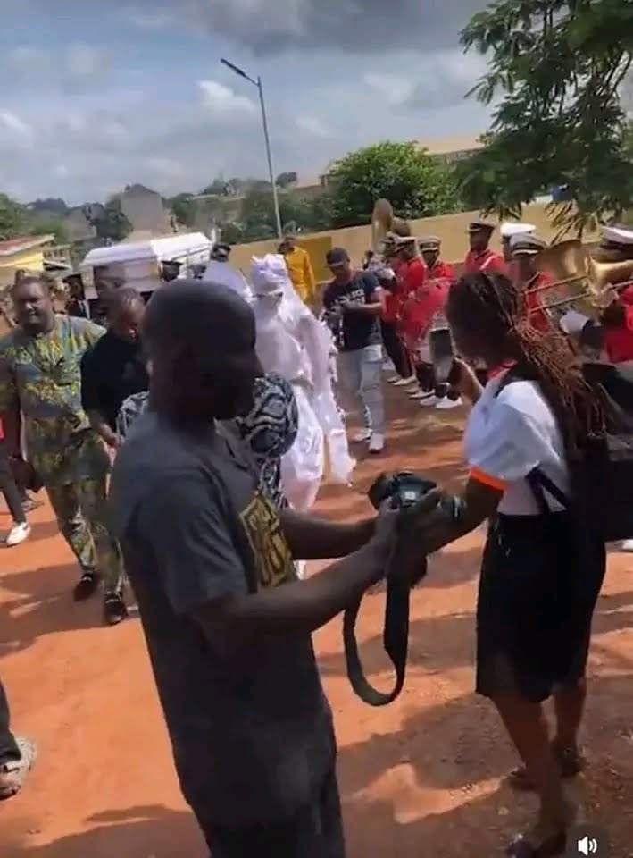 Pictures From The Burial Of Comic Actor, Mr Ibu.
