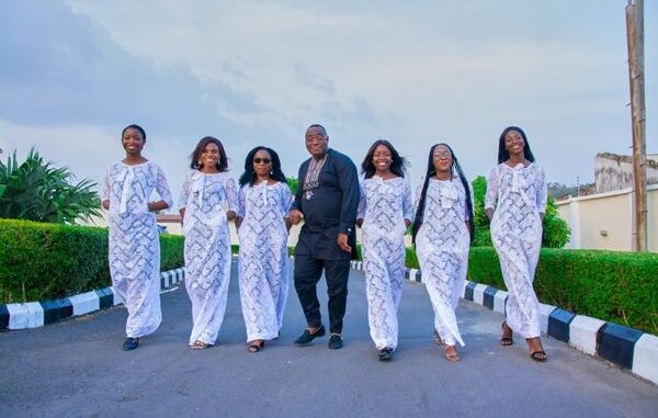 De Emeralds Choir - Oluwa Ari'se Yin (Remix) ft. DB Comic & BBO
